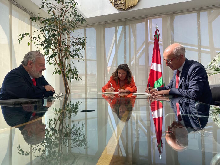 Momento de la firma del acuerdo por parte de la consejera Gotzone Sagardui y responsables de Mutualia. 