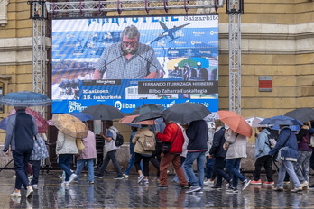 Klasikoen Irakurraldiko XV.ediziorako Arriagako plazan kokatu duten pantaila. 