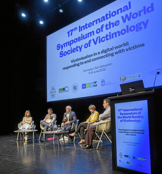 Zabala, Muñagorri, Jauregi y García Arrizabalaga, con el moderador Enrique Ullibarriarana.