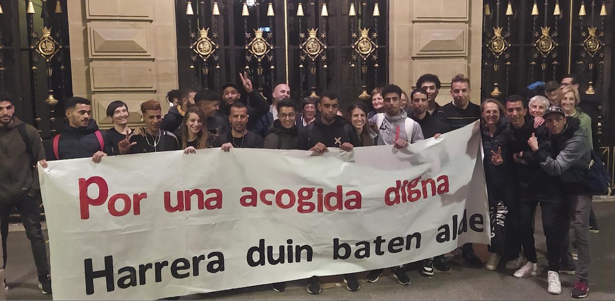 Antes de pernoctar, en los porches de Diputaci&oacute;n. (SOS Arrazakeria)