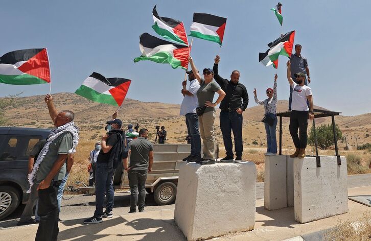Palestinos ondean la bandera nacional Palestina en la ciudad de Tubas, en la Cisjordania ocupada.