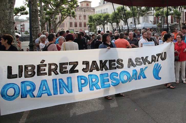 Maitzaren 19an, auziaren egunean, Jakes Esnalen askatasuna aldarrikatzeko Donibane Lohizunen eginiko elkarretaratzea.