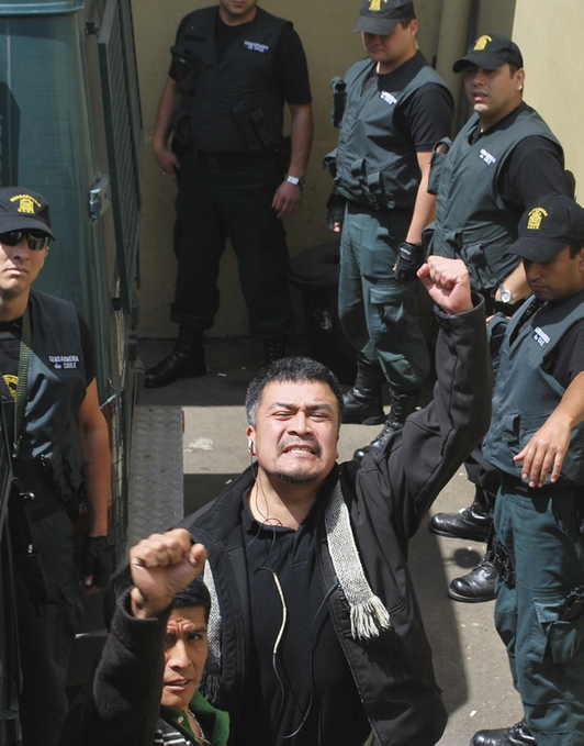 Hector Llaitul, tras su arresto en 2011.