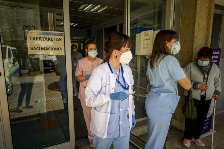 Personal de Osakidetza durante la campaña de vacunación contra el covid, en febrero de 2021, en Gasteiz.