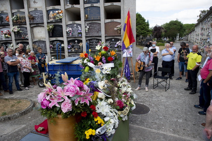 El féretro de Josefina Lamberto, cubierto de Flores en el cementerio de Iruñea.