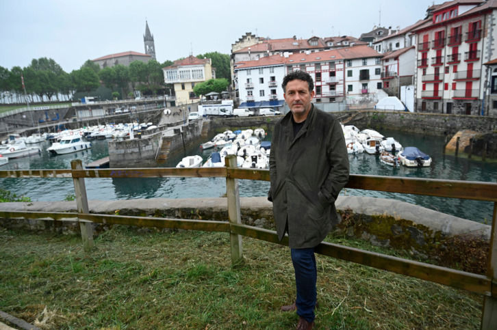 El escritor Mikel Santiago, en Mundaka.
