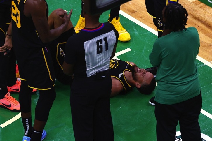 Stephen Curry, dolorido y tendido en el suelo en el tercer partido de las Finales de la NBA