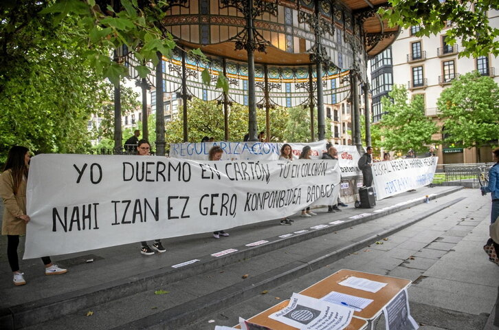 En Donostia se reunieron unas 50 personas.