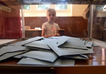 Un chaval mira a través de una urna en un colegio electoral de Authon, en los precedentes comicios legislativos de 2017. 
