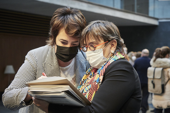 Ainhoa Aznarez y Marisa de Simón, parlamentarias de Podemos e I-E, en un pleno del Legislativo navarro.