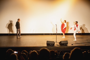 Dos dantzaris bailan un aurresku a Josu Urrutikoetxea en Hendaia.