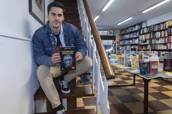Fonsi Loaiza posa en la librería Louise Michel Liburuak de Bilbo con su libro "Florentino Pérez. El poder del palco"
