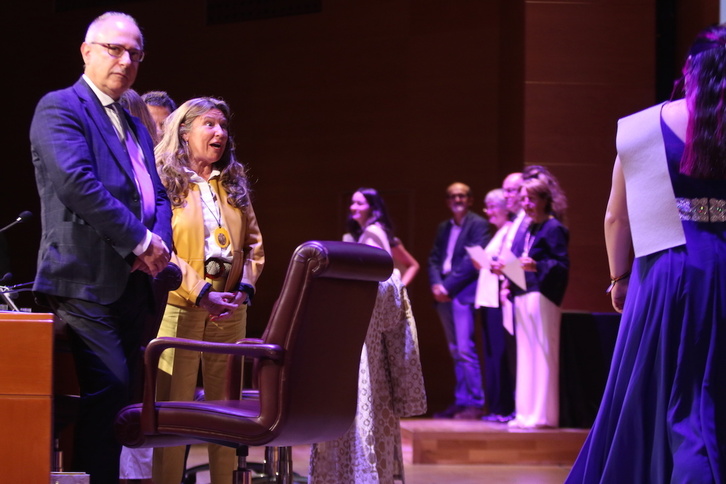 La consejera de sanidad Gotzone Sagardui en la ceremonia de Graduación de de Medicina, Enfermería, Odontología y Fisioterapia de la EHU/UPV.