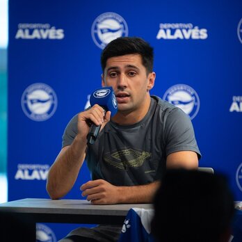 Xeber Alkain, Alaveseko jokalari berriaren aurkezpen prentsaurrekoa. 