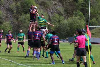 Saque de lateral en un encuentro entre Eibar y Uribeladea.