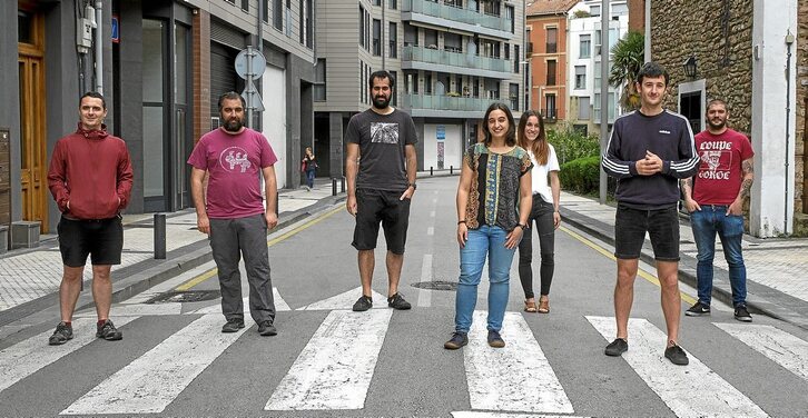 Euskal Wikilarien Kultur Elkartea arduratu da Ikusgela koordinatzeaz, eta edukia ikus-entzunezko formatura eramateaz, berriz, Hiru Damatxo. Bi lantaldeek Donostiako Amara auzoan partekatzen dute lanerako espazioa.