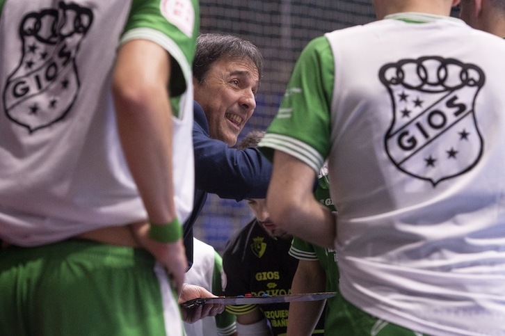 Imanol Arregui da órdenes a sus muchachos en un partido del Xota.