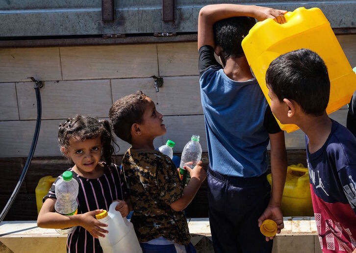 Niños palestinos cargando agua en los territorios ocupados.