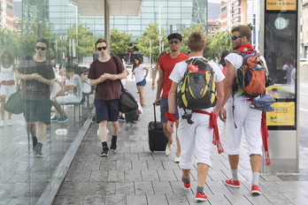 Imagen de archivo de turistas recién llegados a Iruñea para pasar los sanfermines.