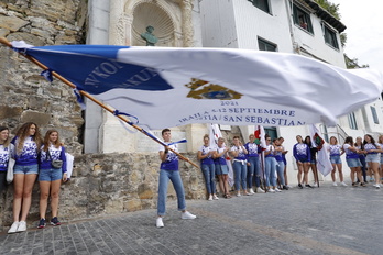 Andrea Astudillo patroia iazko Kontxako Bandera astintzen.