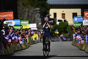 Un exultante Verona celebra su primera victoria profesional sin advertir de que, al fondo, asoma Roglic.