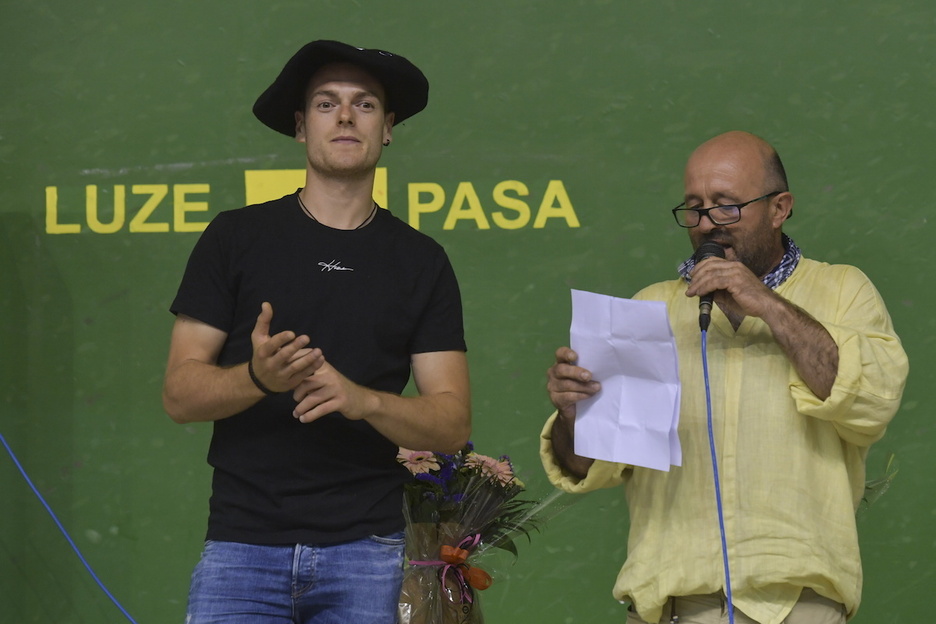 Laso, txapela buruan duela, omenaldia jasotzen.