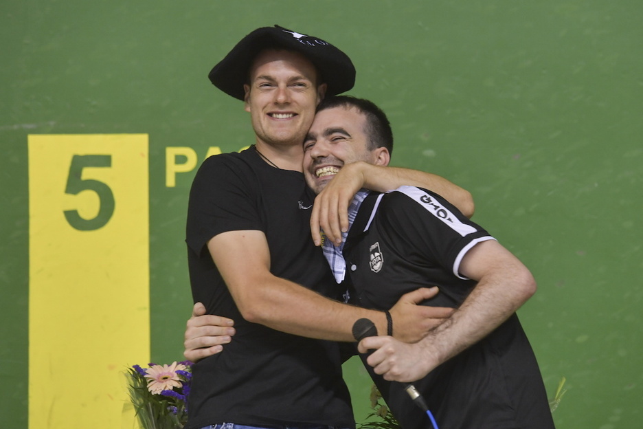 Lagunen berotasuna eskertu du Lasok.