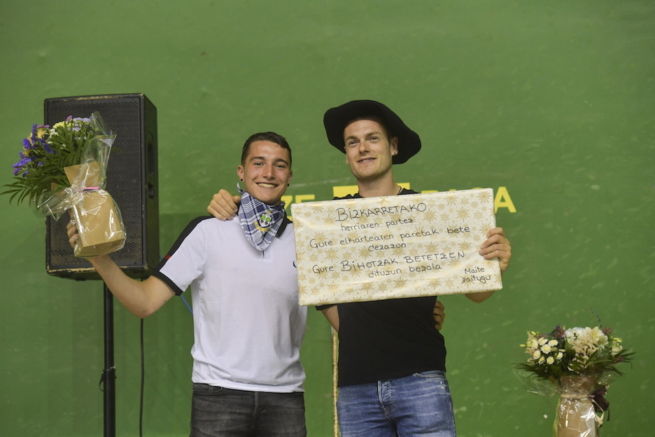 Herriko elkartearen opariarekin pozik.