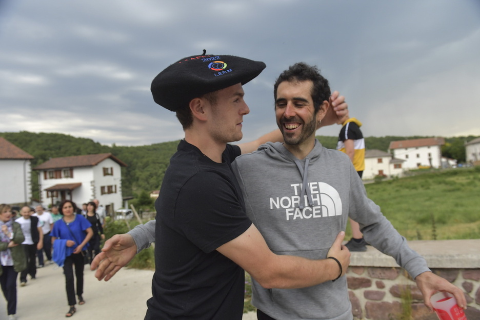 Frontoi barruan bezala, kanpoan ere festa giroa nagusitu da.