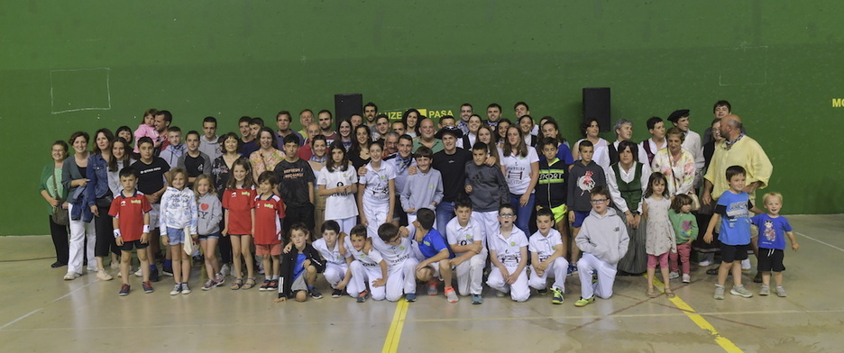 Heeritarrekin ateratako familia argazkia.