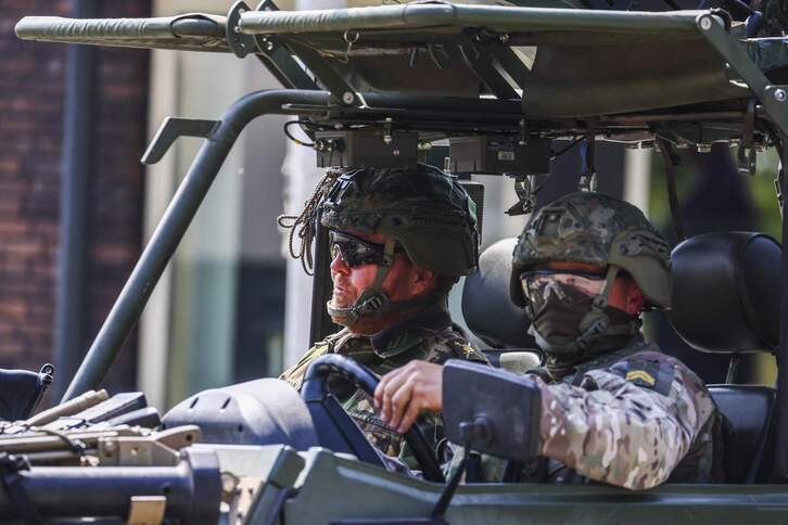 El rey Guillermo Alejandro de Holanda, a la izquierda con barba, participa en unos ejercicios de la OTAN en mayo.
