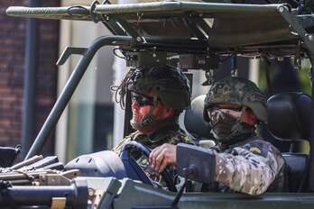 El rey Guillermo Alejandro de Holanda, a la izquierda con barba, participa en unos ejercicios de la OTAN en mayo.