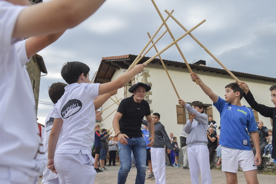 Herriko pilotari gazteenek ere ez dute hutsik egin omenaldian.