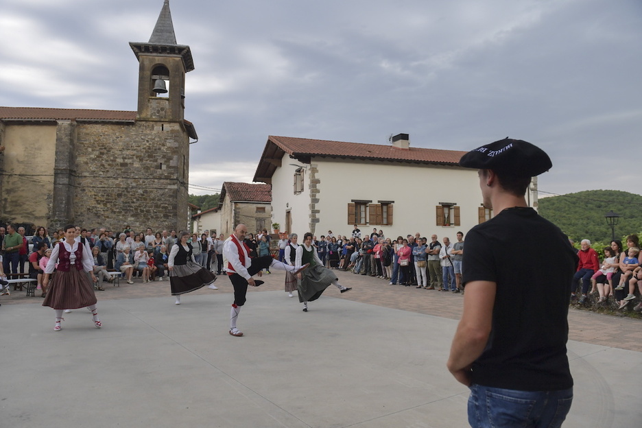 Dantzariek ere omenaldian parte hartu dute.