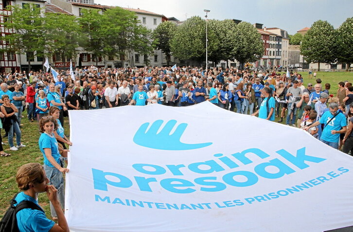 Cabecera de la manifestación que recorrió ayer por la tarde las calles de Baiona.