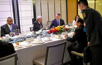 El jefe del Pentágono, Lloyd Austin, a la izquierda, mira al ministro de Exteriores chino, Wei Fenghe, en un lunch de la cumbre.