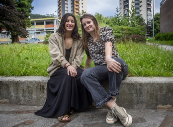Mirene Moreno (ezkerrean) eta Ainhoa Etxeberria (eskuinean), Bera Berako jokalari ohiak.