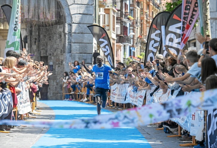 Pkemboi keniarra, helmugara iristen.