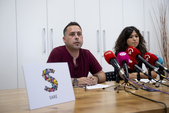 Mikel Mundiñano (Sare) y Xochitl Karasatorre (Etxerat), en la rueda de prensa de hoy.