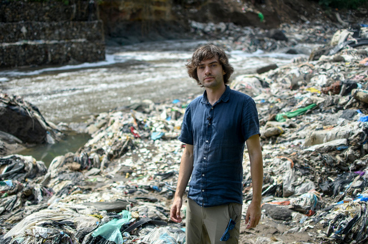 El fundador y director de la ONG The Ocean Cleanup, el holandés Boyan Slat, junto a las aguas del arroyo Las Vacas en Chinautla, Guatemala.