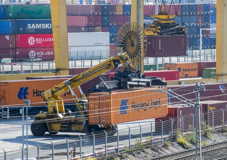 Labores de carga y descarga en las instalaciones portuarias de Santurtzi.