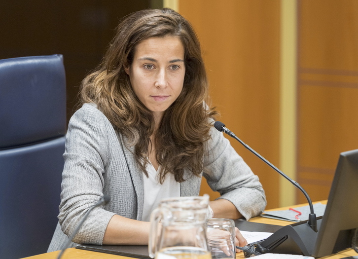 Ainhoa Tirapu en una comparecencia en el parlamento de Gasteiz sobre el fútbol femenino.