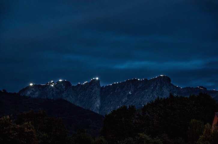 Aiako Harriak, iluminadas en una proyección de lo que será este 2 de julio.