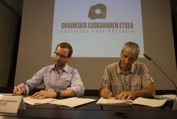 Javier Maroto, Gasteizko alkate-ohia, eta Lukas Etxeberria Gasteizko Kafe Antzokiaren aldeko plataformako kidea. Zortzi urte pasa dira ordutik.