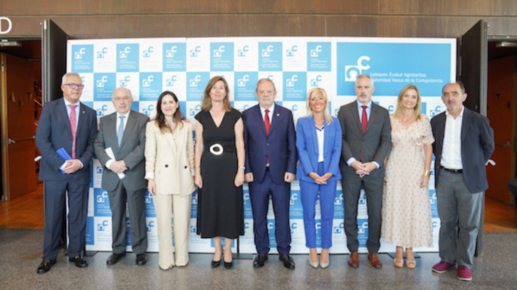 El consejero de Economía, la presidenta del Parlamento, responsables de la AVC, premiados y ponentes.