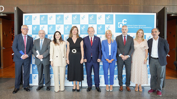 El consejero de Economía, la presidenta del Parlamento, responsables de la AVC, premiados y ponentes.