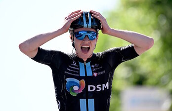 Andreas Leknessund, sorprendido, cruza la línea de meta como vencedor.