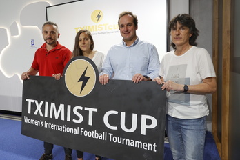Organizadores y patrocinadores posan con el logotipo del torneo.