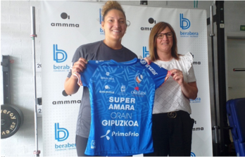 Shula Gavilan eta Tati Garmendia, jokalariaren aurkezpenean.