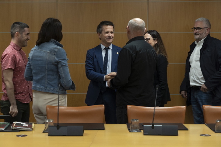 Representantes de PNV, EH Bildu, PSE y EP-IU con el consejero Bildarratz, en la primera reunión de seguimiento del pacto educativo.